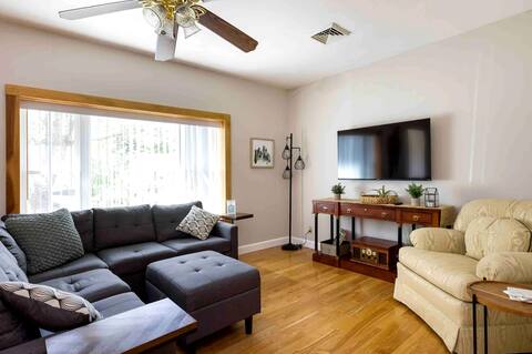 Cheerful 3-Bedroom Home (Newly Renovated!)