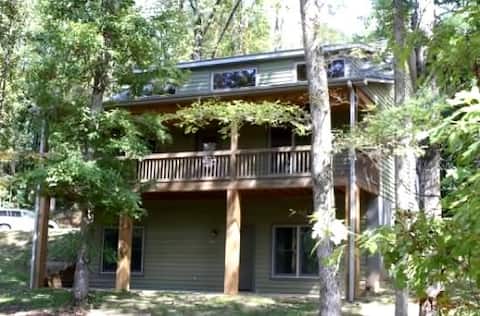 Private Cabin Getaway with all the Amenities!
