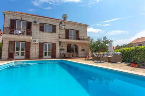 Villa Dobrasin -Exclusive privacy