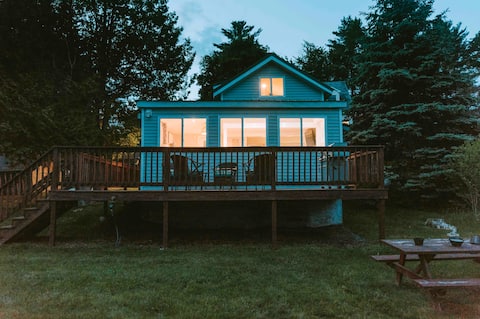 Little Landing Cottage- Cozy Lakefront Oasis