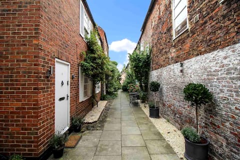 Mews Cottage within Yarm with parking for 2 cars