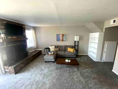 Cheerful 3-bedroom townhouse with indoor fireplace