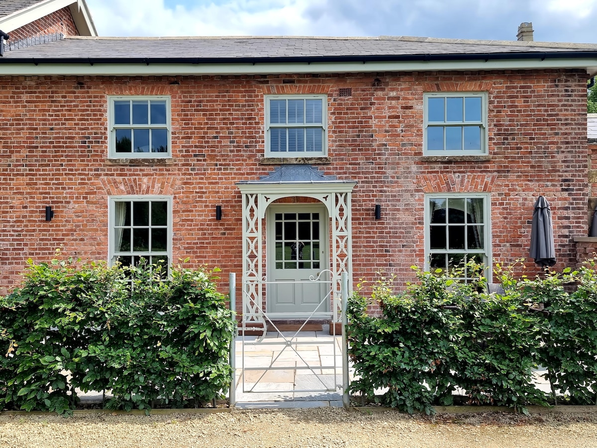 Popular Airbnb listing: Boutique Georgian Estate Cottage in Cheshire West And Chester