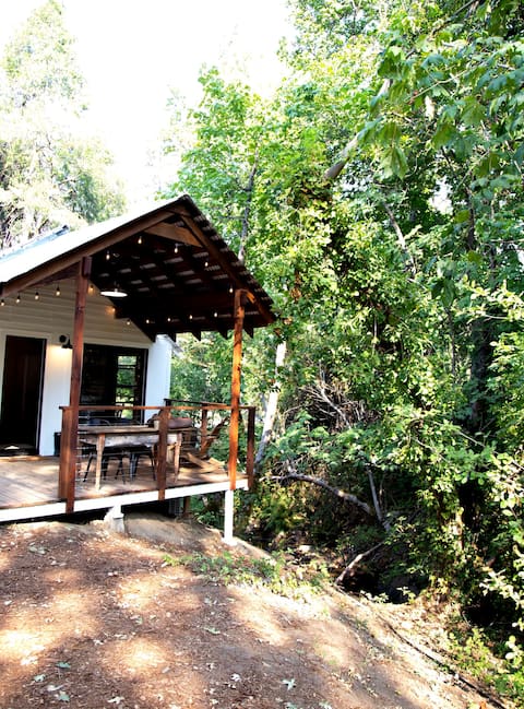 Apple Hill Farmstead Cottage: Waterfront & Hot Tub
