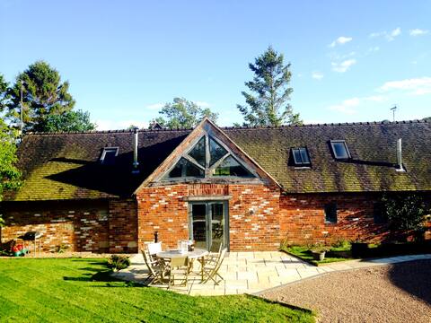 Contemporary Barn conversion with Hot Tub & field.