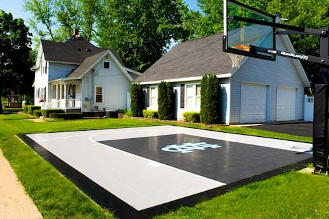 The Field House @ Dells Vacay | Amazing 4 BR Home | Game Room | Downtown Wisconsin Dells | Basketbal