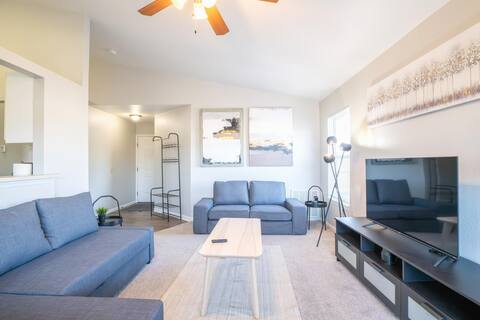 VILLA VERBENA - Sleek 3 BD in Pekin