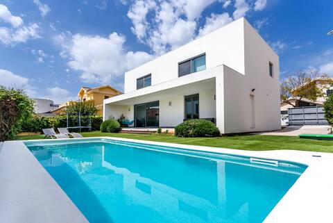 Beautiful house in Seville. 7 min walk to subway.