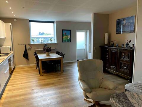 Lovely and modern  apartment , close to everything.
