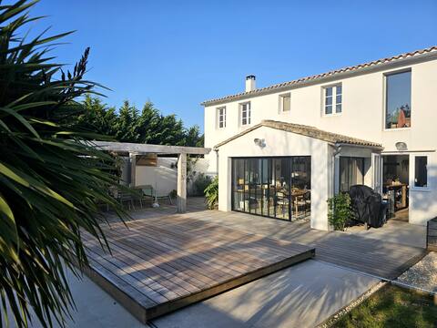 Villa with pool - center of Loix