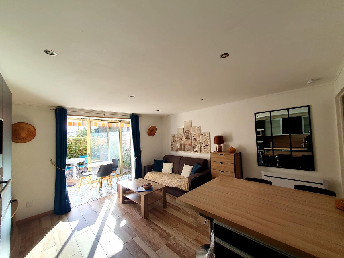 Popular Airbnb listing: 2 rooms – large garden – close to the beach in Fréjus