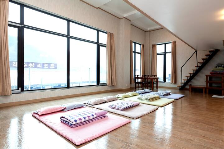 [Gapyeong: Cheongpyeong] Dolphin Resort [Duplex] Group Room [Standard 8-Max 16 people]