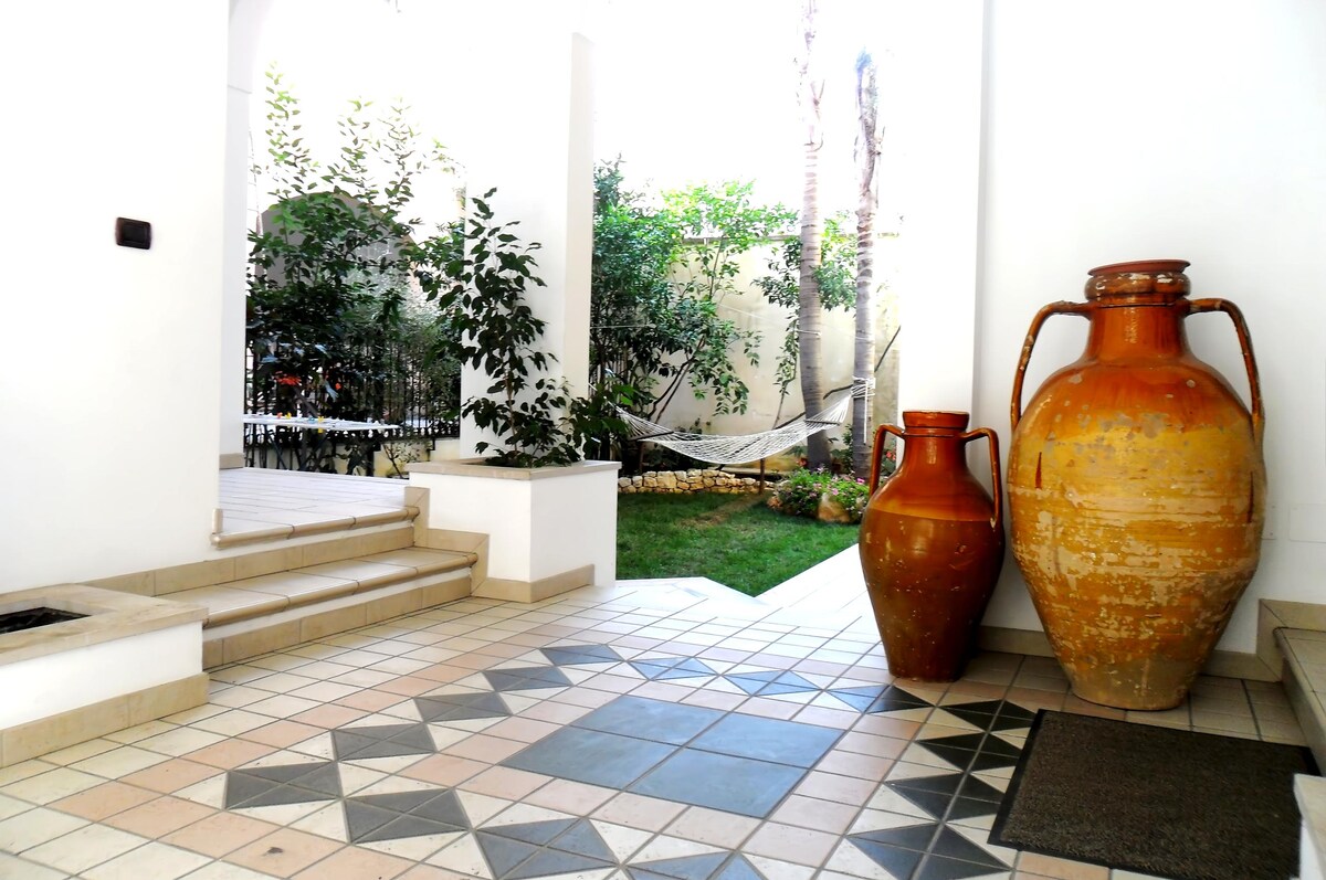 Top performing Airbnb: Studio apartment with garden in the city center in Brindisi