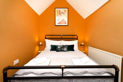 Central Adjacent Coach Houses, sleeps 15, Parking