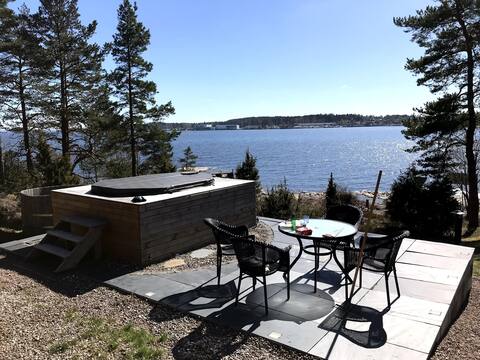 Cosy lake cottage in nature with hot tub by Åmål