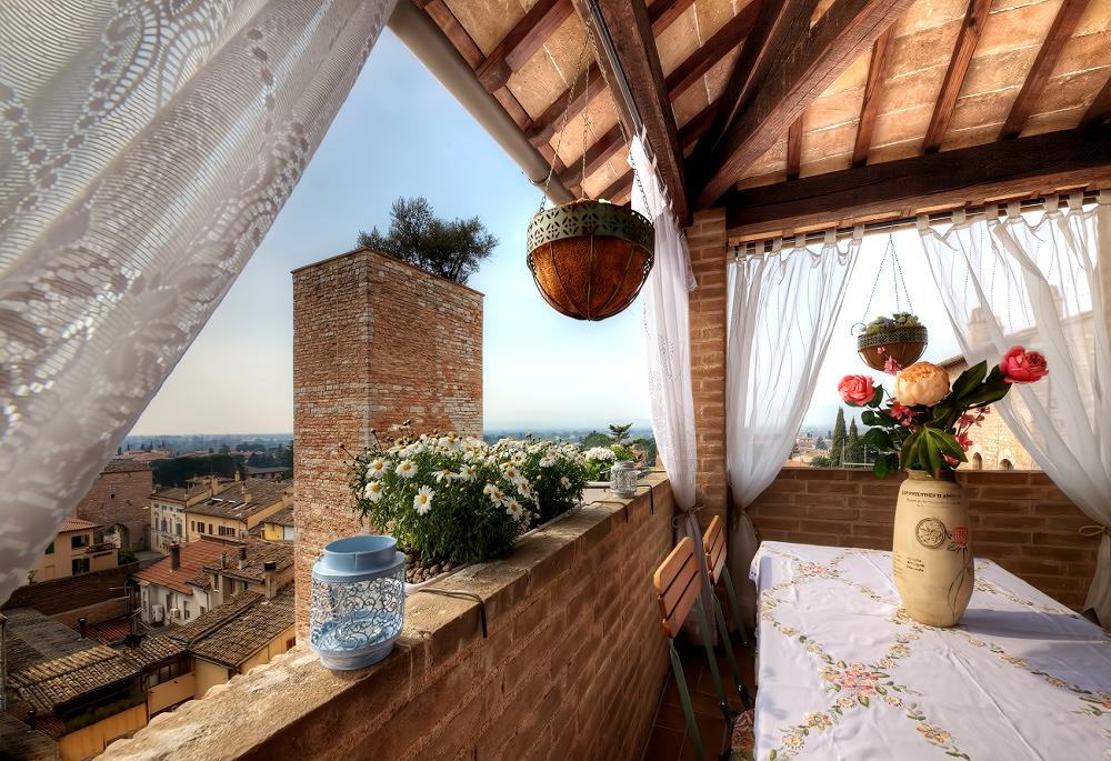 Popular Airbnb listing: SPELLO HOUSE Altana bright suite in Spello