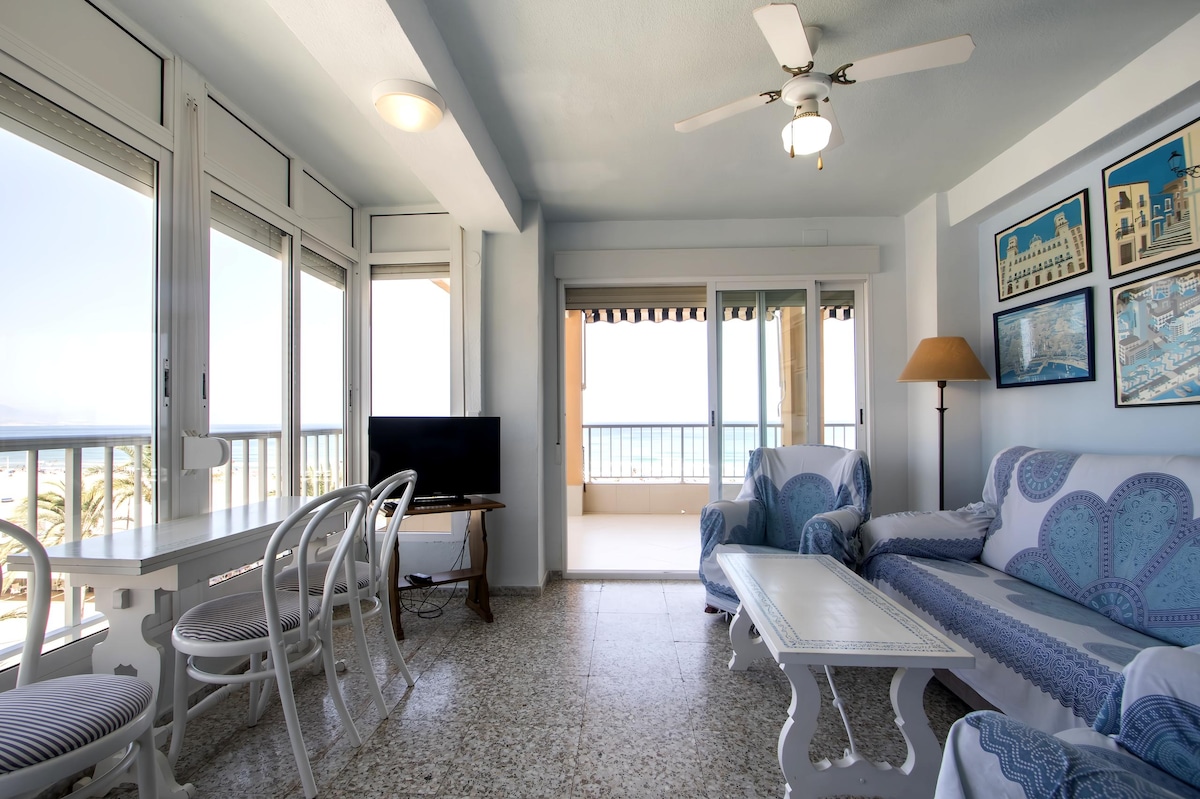 Popular Airbnb listing: Apartment by the sea in Alacant / Alicante
