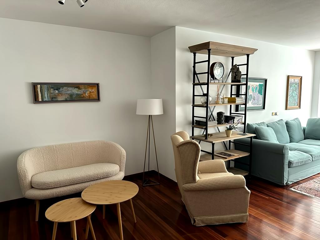 Popular Airbnb listing: Spacious apartment 100 meters from the beach in A Coruña