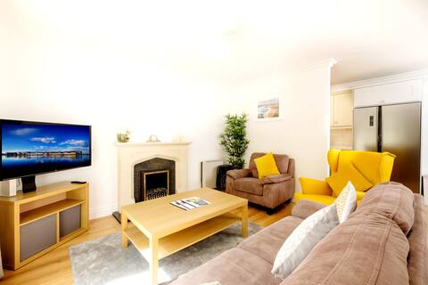 STYLISH & MODERN w/Parking, Sleeps 12, City Centre