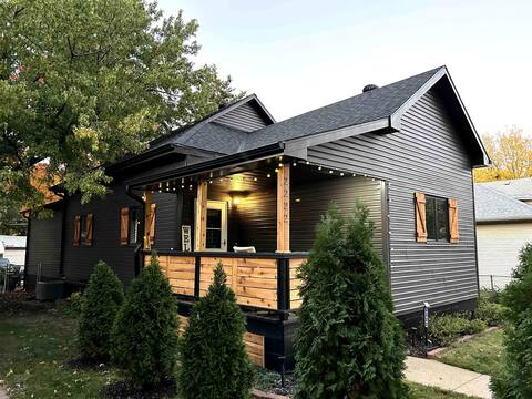 Spacious family/work retreat: fire pit, arcade+