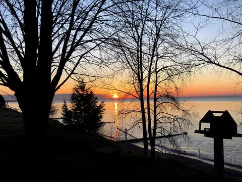 Now That's Cozy-3 BR beachfront house on Lake Erie