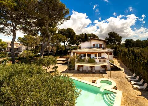 Incredibly charming villa by the sea of Son Veri