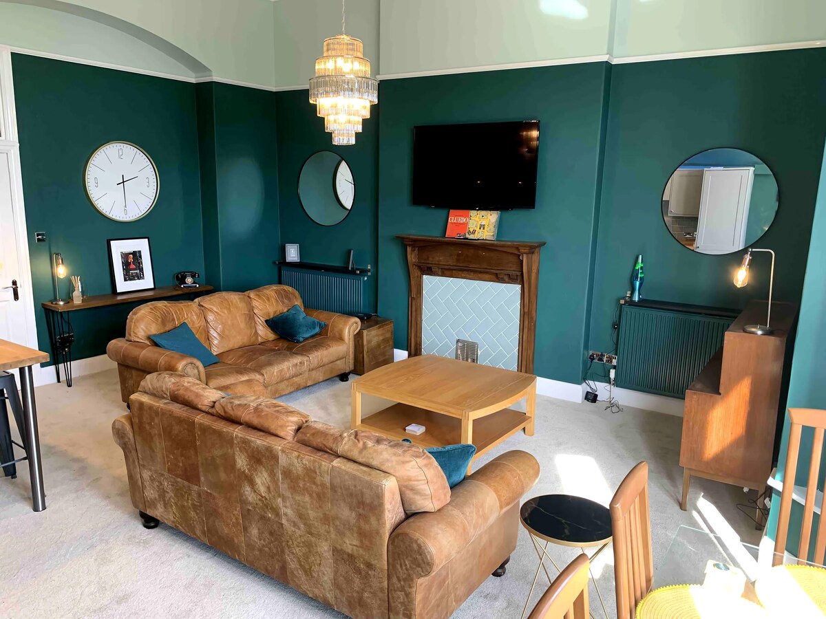 Top Airbnb: Cluedo Hall a groovy new place in Weston. in Weston Super Mare