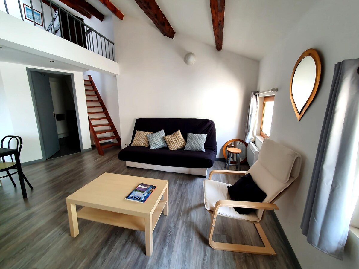 Successful Airbnb property: Beautiful studio with mezzanine in the city center in Avignon