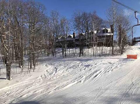 Cozy & Clean Ski In/Ski Out 2B/2B Condo w Hot Tub!