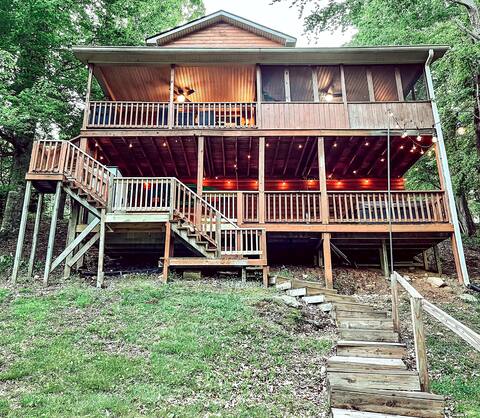 Laid Back Lake House w/ hot tub and private dock❗️