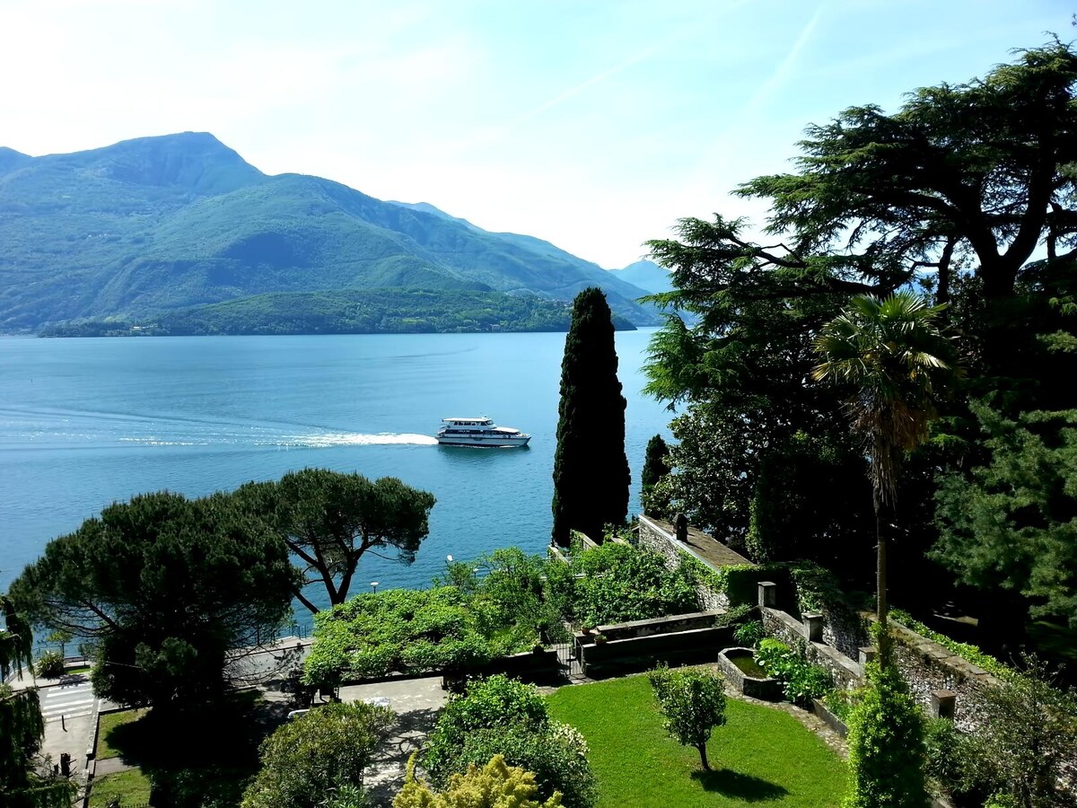 Top Airbnb: Wonderful apartment with stunning view Como lake à Gravedona Ed Uniti