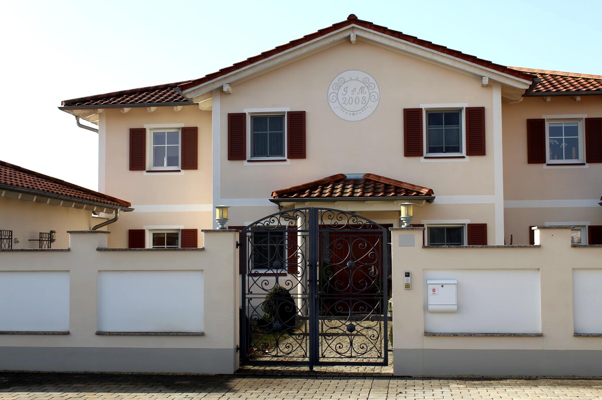 Top Airbnb: 120² apartment with view of the countryside in Passau