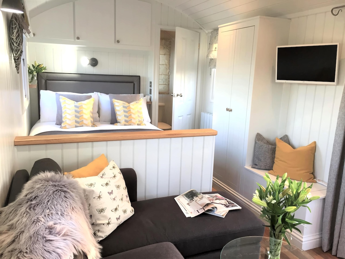 Popular Airbnb listing: Romantic Shepherds Hut + Hot Tub, Rural Cheshire in Cheshire East