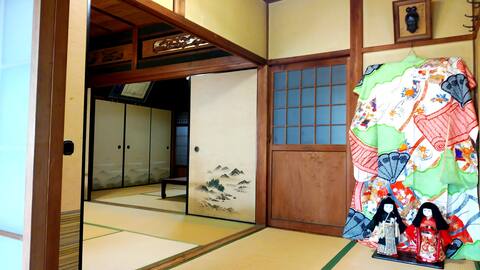 “Kashinoki-an”, an inn in an old private house, displays a spacious pure Japanese-style house with a