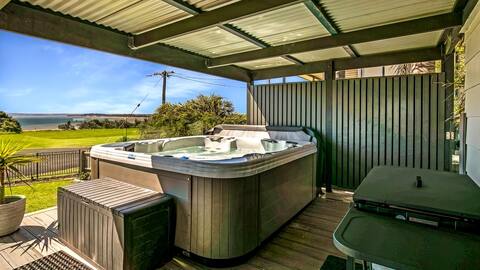 Goku's Shack - Rural and water views with a spa