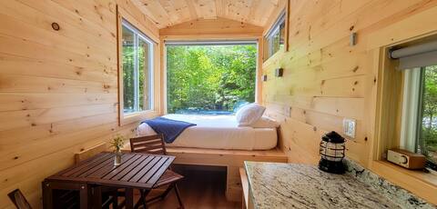 Trailside Stays - Tiny House in the Woods-Escape to Nature. Robin