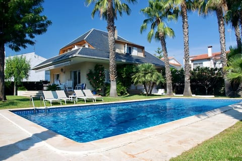 Private villa with pool 3 minutes from beach