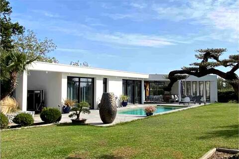 Contemporary outbuilding with pool & jacuzzi