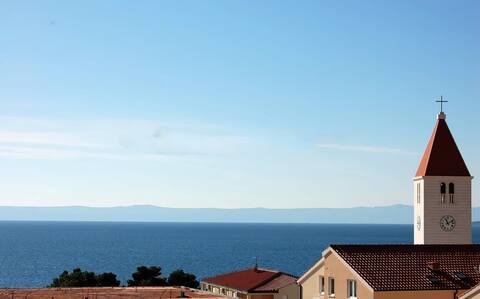 Sea view apt/Spacious/3 min walk to the beach!2025