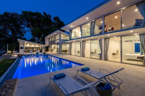 Beachfront Luxurious Villa Great Location Bangrak