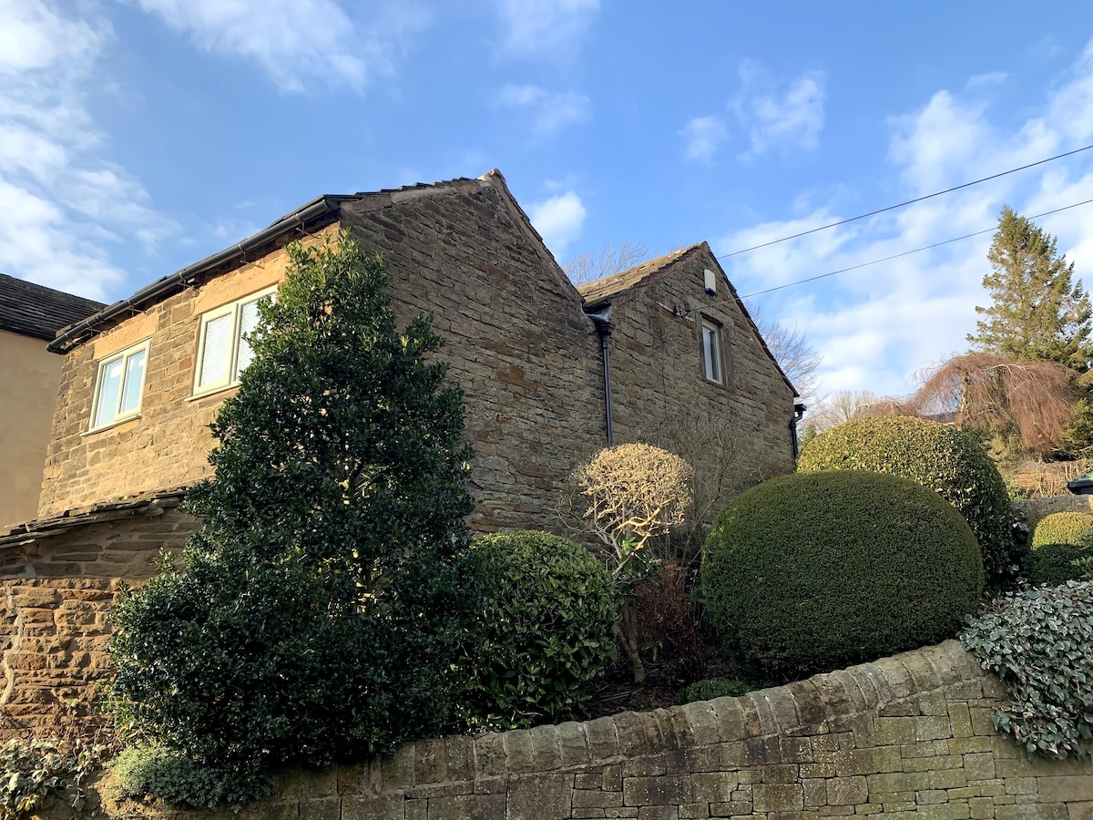 Top Airbnb: Rokeby Cottage in Hathersage, Peak District in Derbyshire