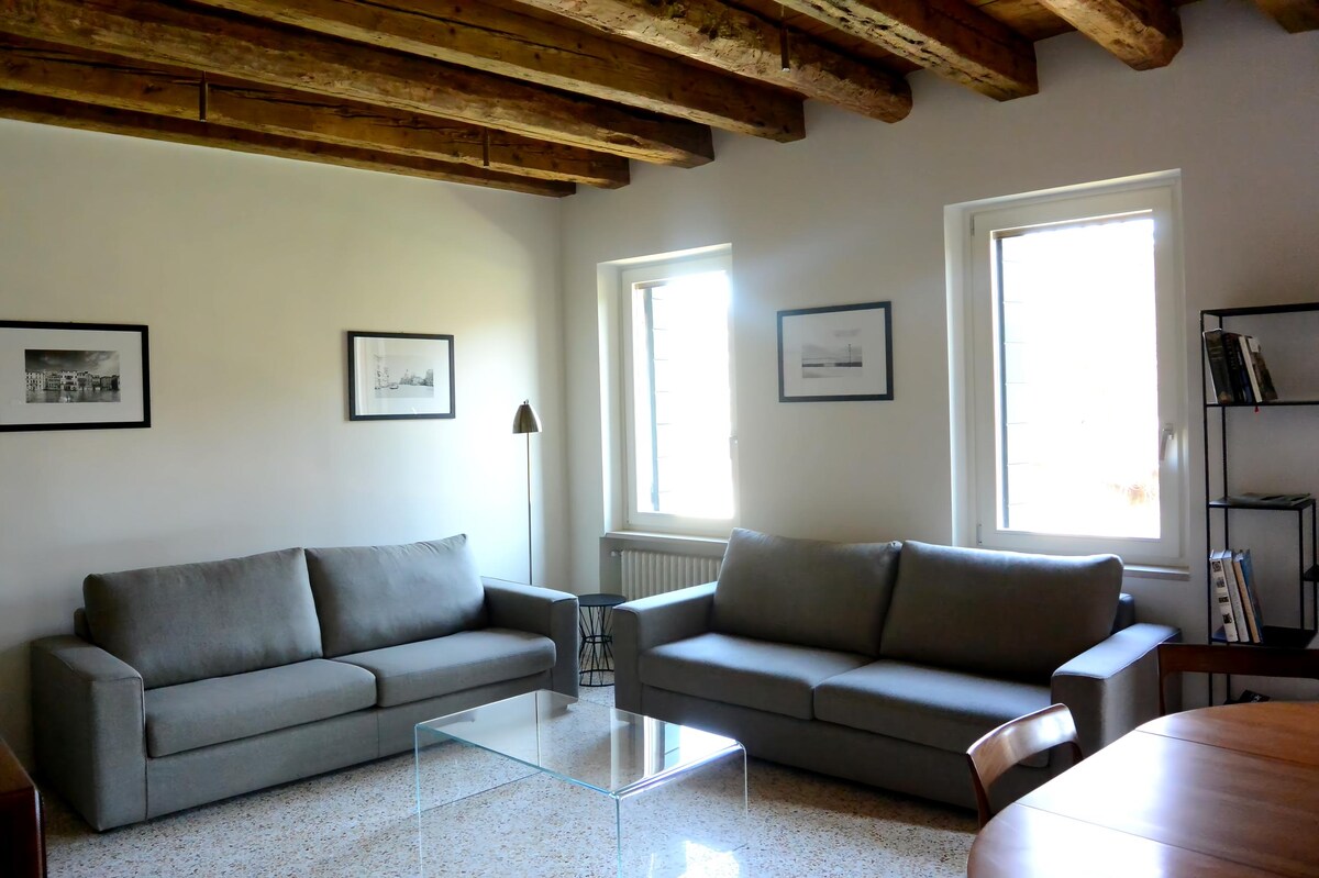 Successful Airbnb property: Bright apartment, canal view, terrace in Venezia