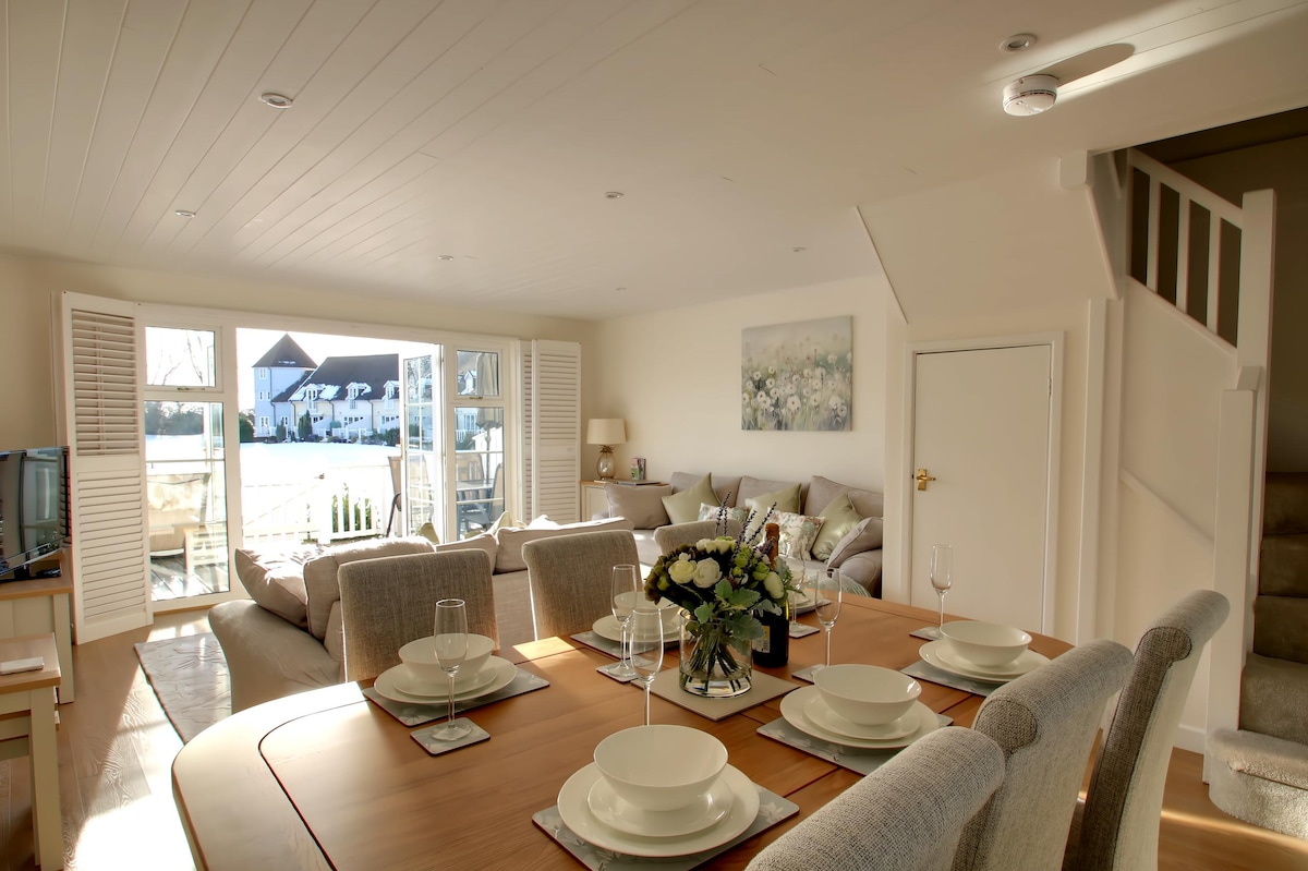 Top performing Airbnb: The Lakehouse, Cotswold Water Park in South Cerney