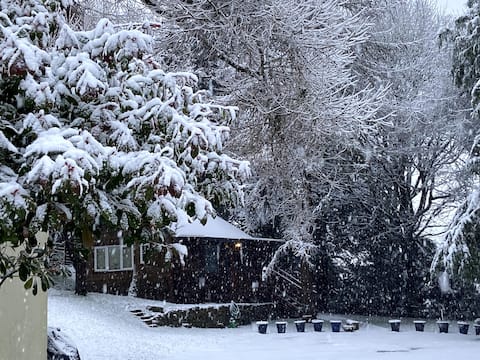 Willow lodge with wood burner/Hot Tub.