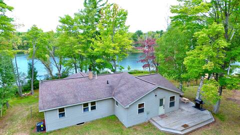 Paradise Point-Secluded Lake House near Munising!