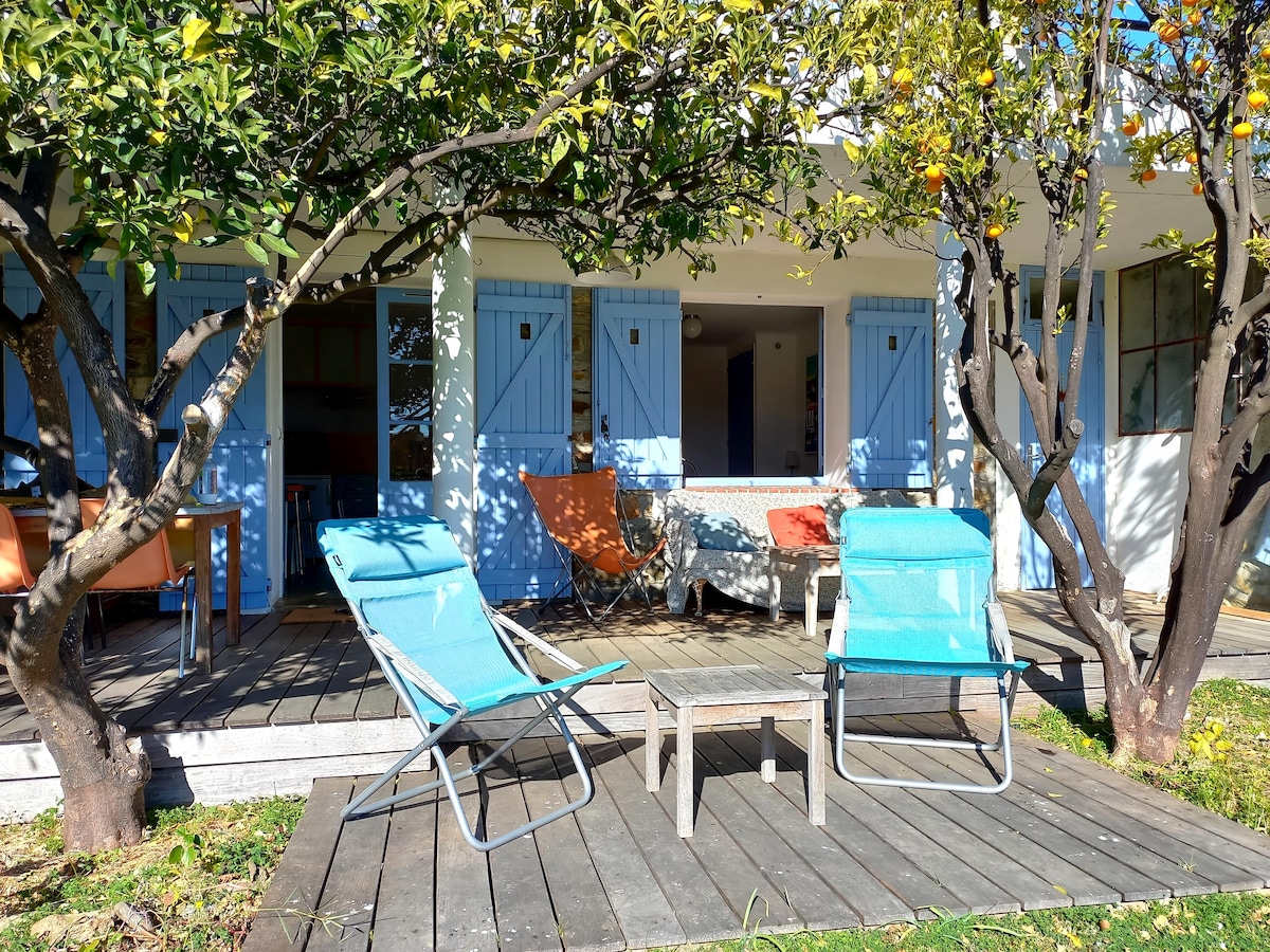 Annonce Airbnb populaire: Beautiful sea view, nearby beach, lower villa, garden à Le Lavandou