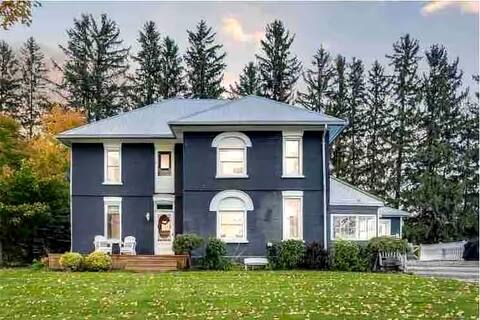 Large Stylish Farmhouse *Close to mountains