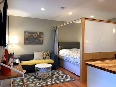 Secluded guest studio w/ gorgeous golf-course view
