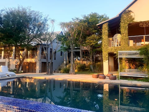 4BR/3.5BA*Oasis*Iconic Pool*Safari*Nearby History
