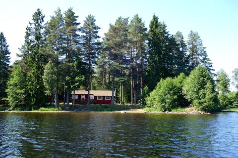 Södraskog holiday cottage at the lakeside.